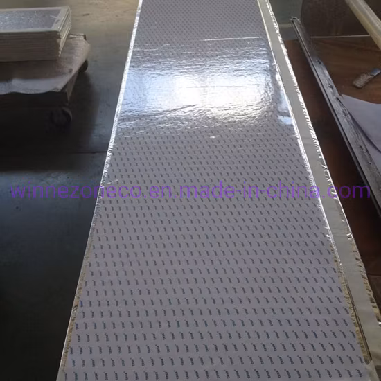 Pannello isolante sottovuoto con barriera termica realizzato con anima in fibra di vetro superfine